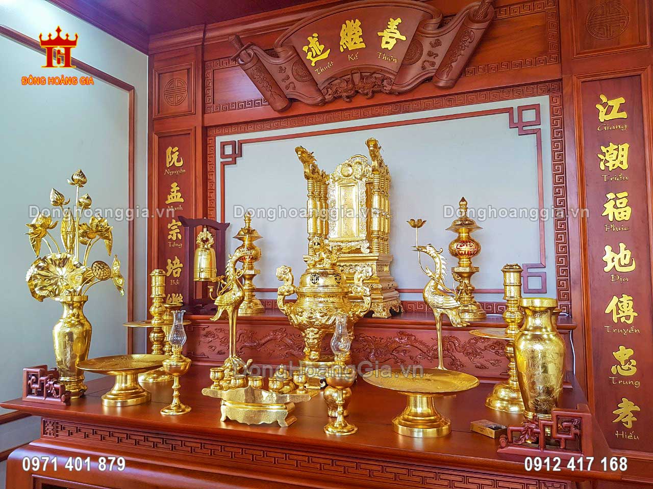 Hình ảnh bàn thờ gia tiên sang trọng với bộ đồ thờ cúng mạ vàng 24K
